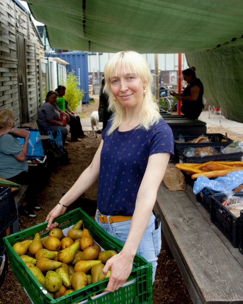 Helen van der Bilt met een krat peren op de dinsdagmarkt