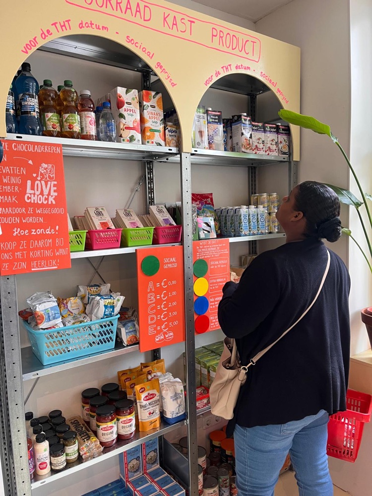 Een schap vol potten Kesbeke-augurken, groot voor 5 euro en klein voor 2 euro