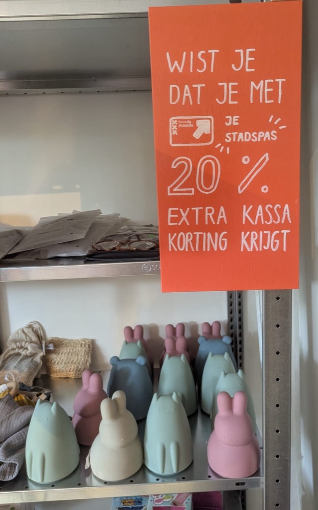 Handgeschilderd bord: met je Stadspas krijg je 20% extra kassakorting