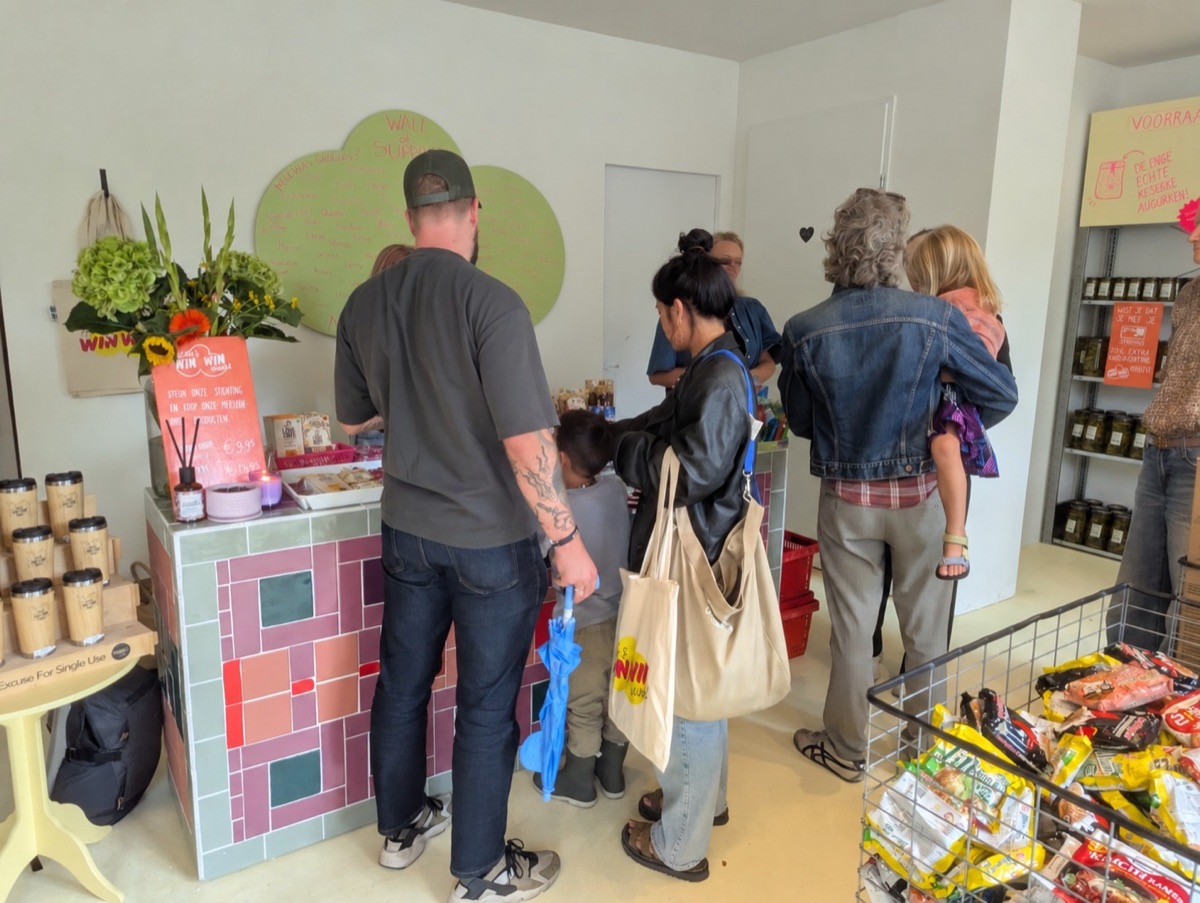 Klanten bij de toonbank van Helen’s Win Win Winkel aan de Valkenweg